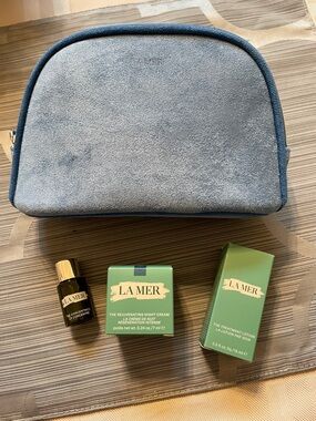 La Mer Deluxe Skincare Trio with Blue Suede Pouch